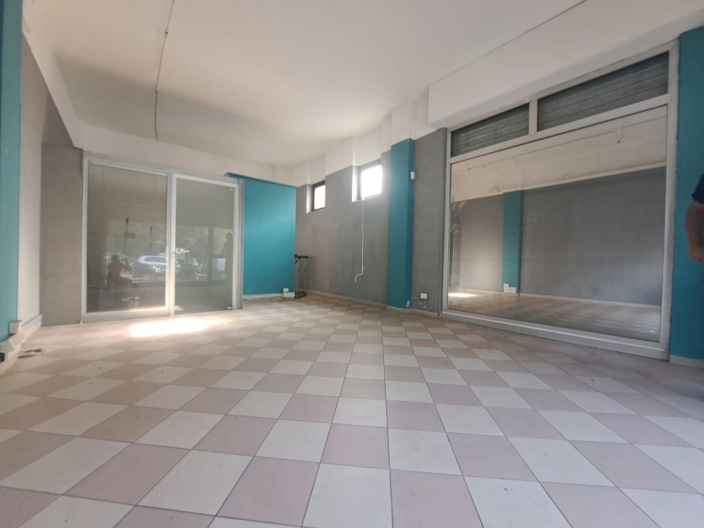 locale-commerciale-con-doppia-vetrina-ad-angolo